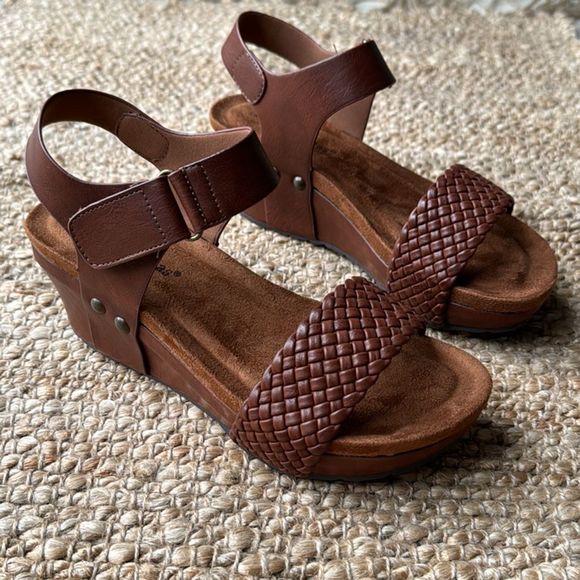 Pierre Dumas Shoes - Pierre Dumas Women's Brown Leather Braided Wedge Sandals Size 8 Heel
